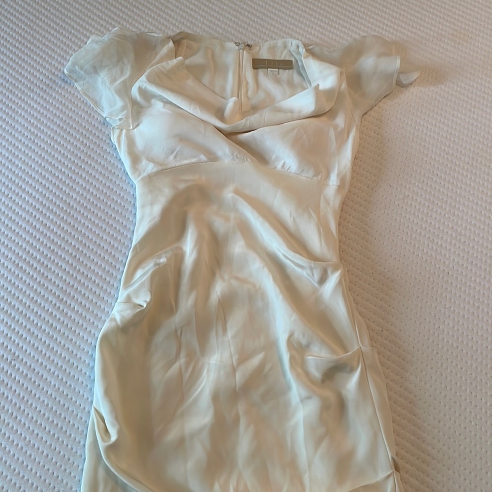 Nicole Miller silk dress never worn size 2 build in cups